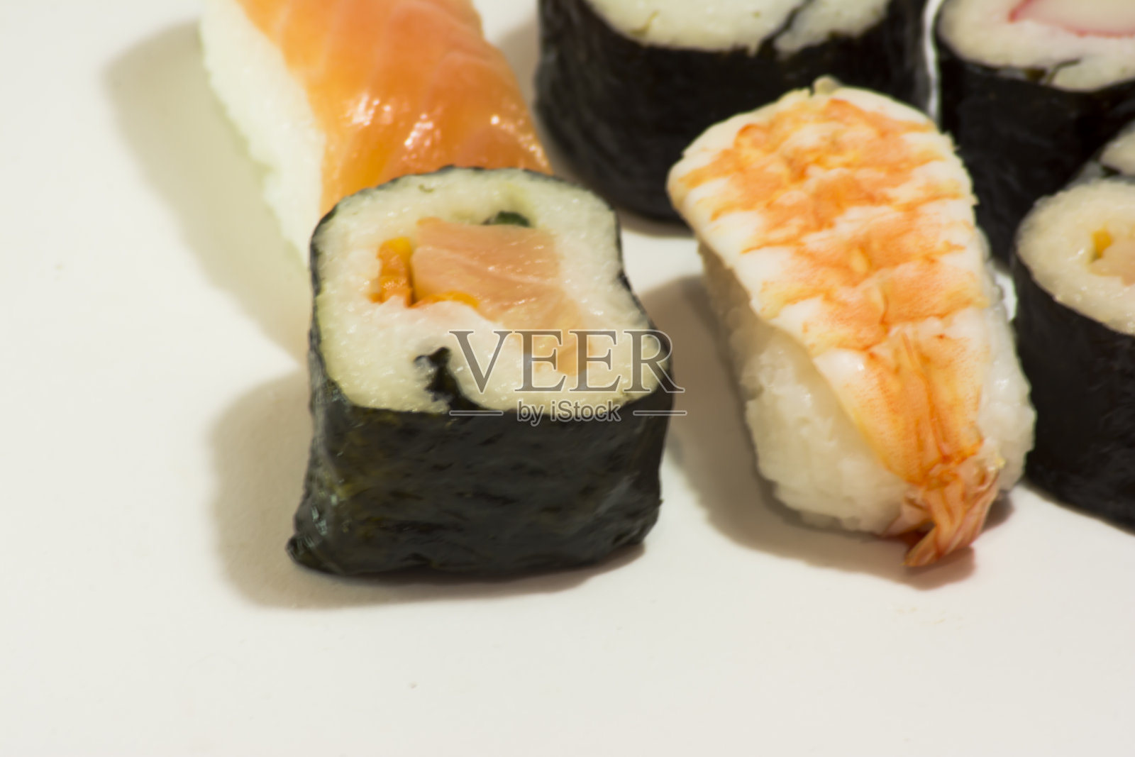 白色背景上的寿司片照片摄影图片