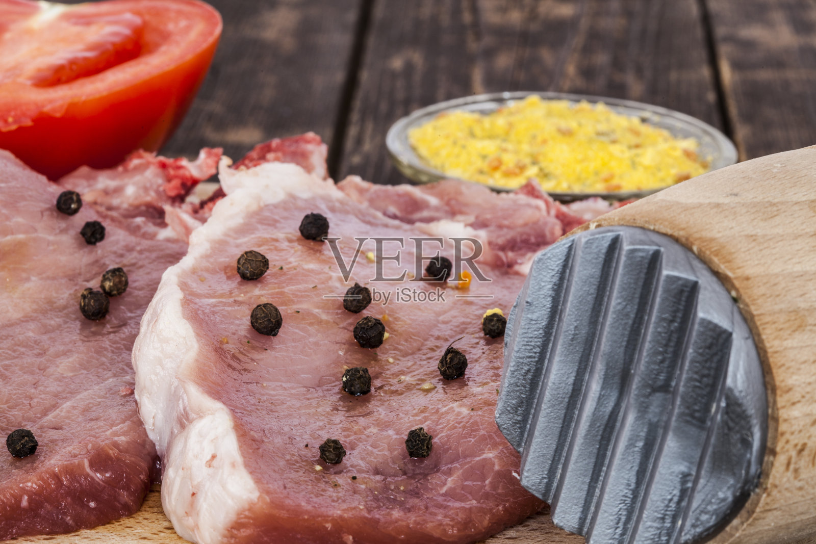 猪排和肉锤的特写照片摄影图片