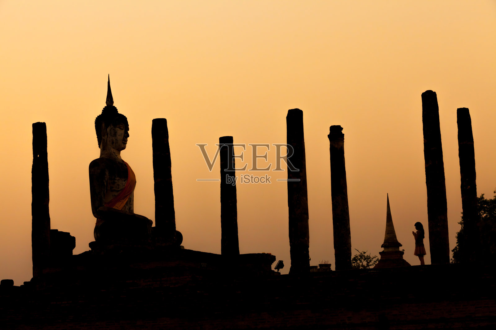素可泰，玛哈寺的日落照片摄影图片