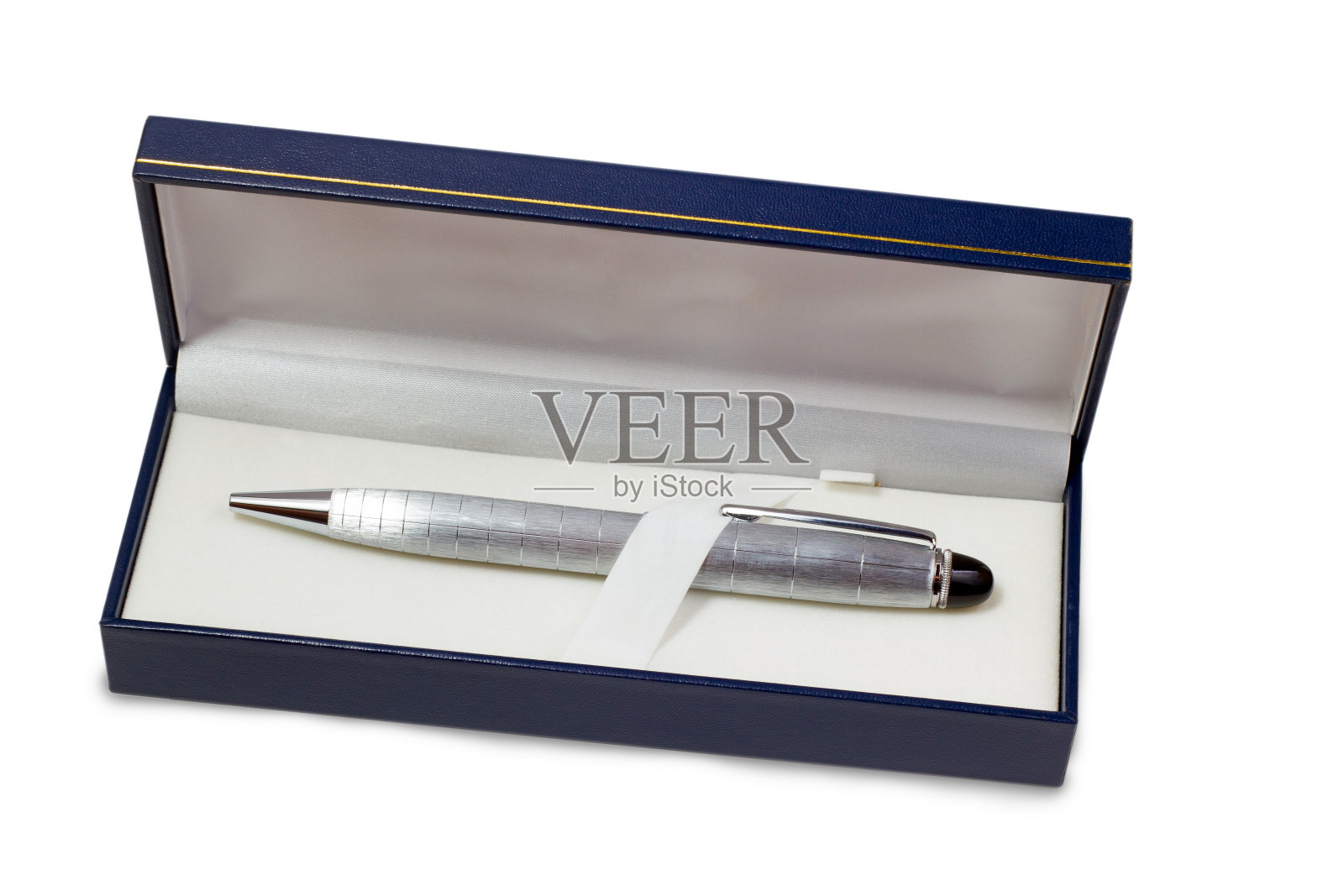 钢笔银色圆珠笔在礼盒上孤立的白色背景照片摄影图片