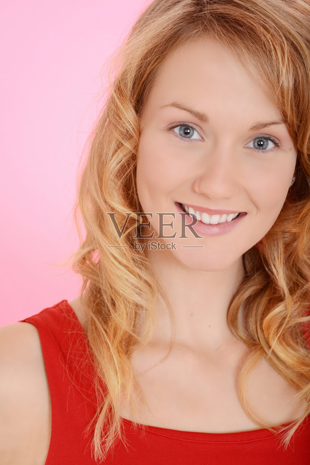 画一个粉红的金发女人照片摄影图片