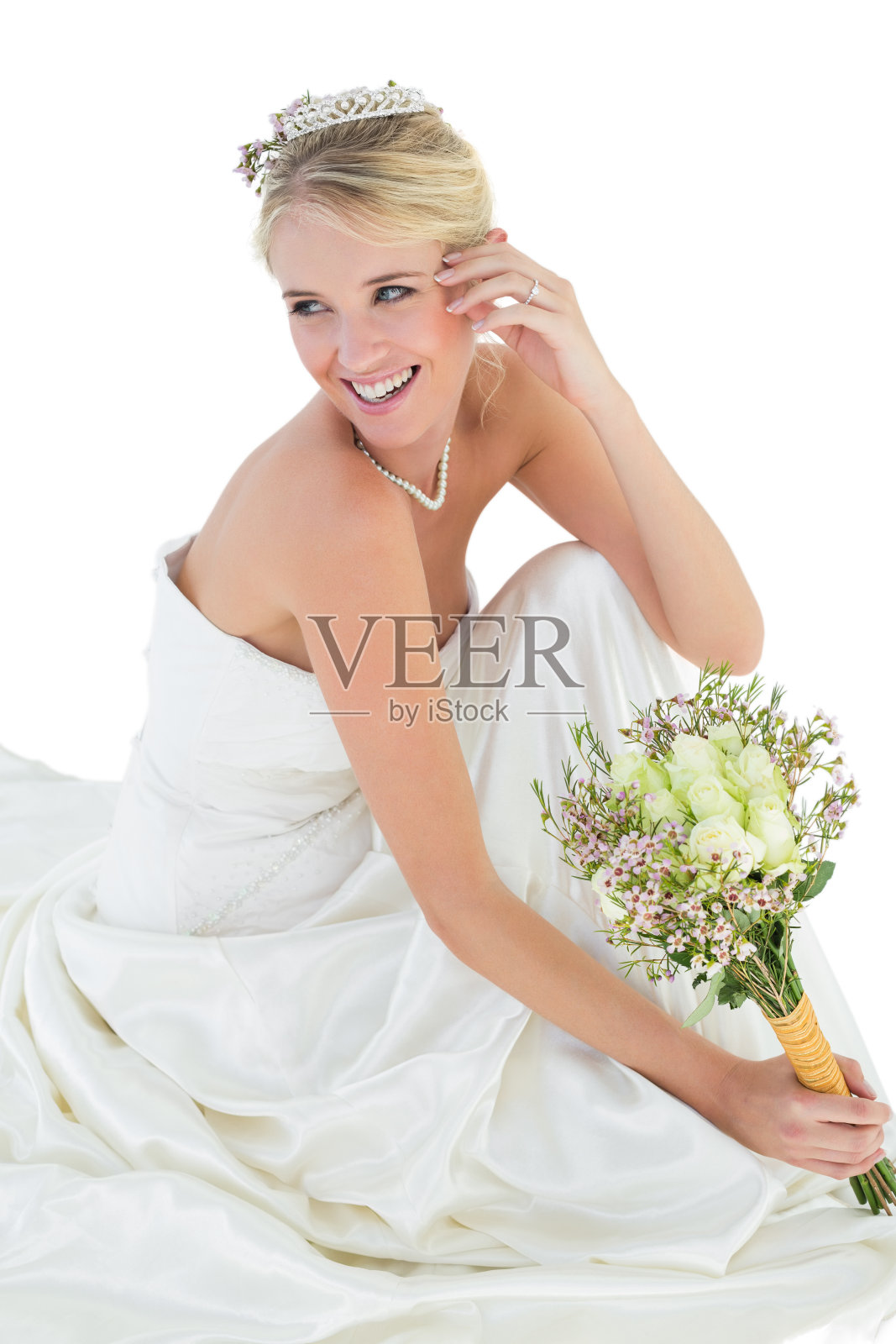 新娘手捧花束，但看向别处照片摄影图片