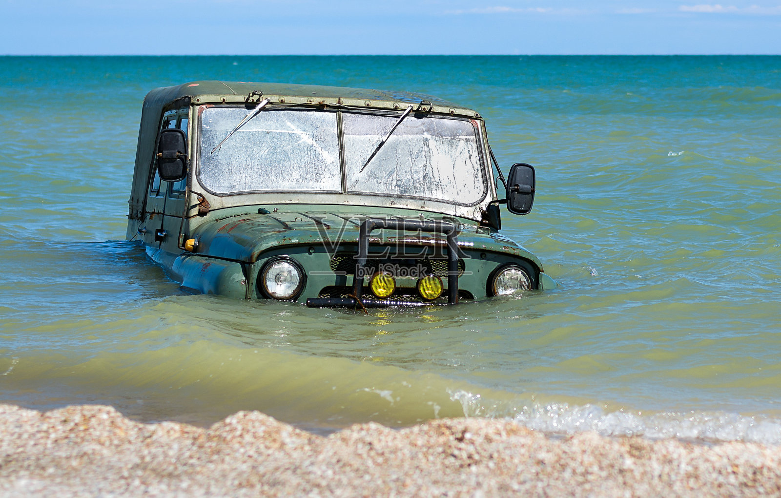 汽车在潮水中下沉照片摄影图片