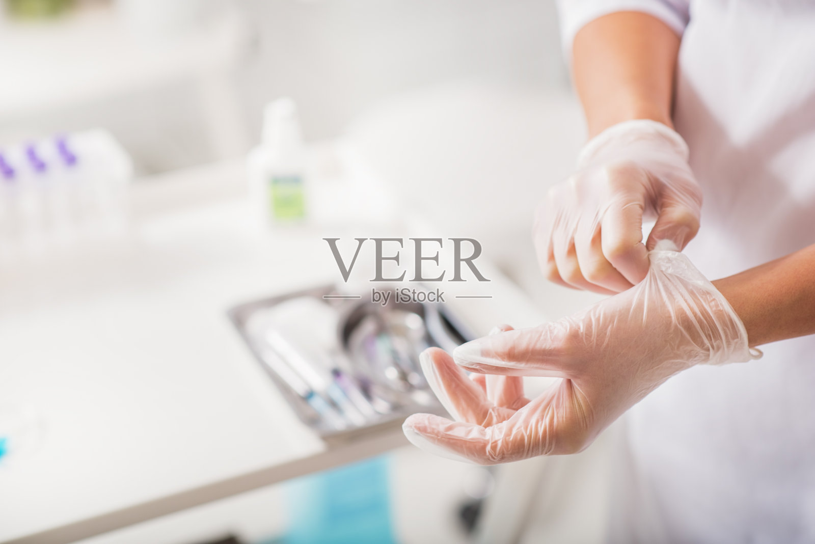 女性全科医生戴橡胶保护在手照片摄影图片