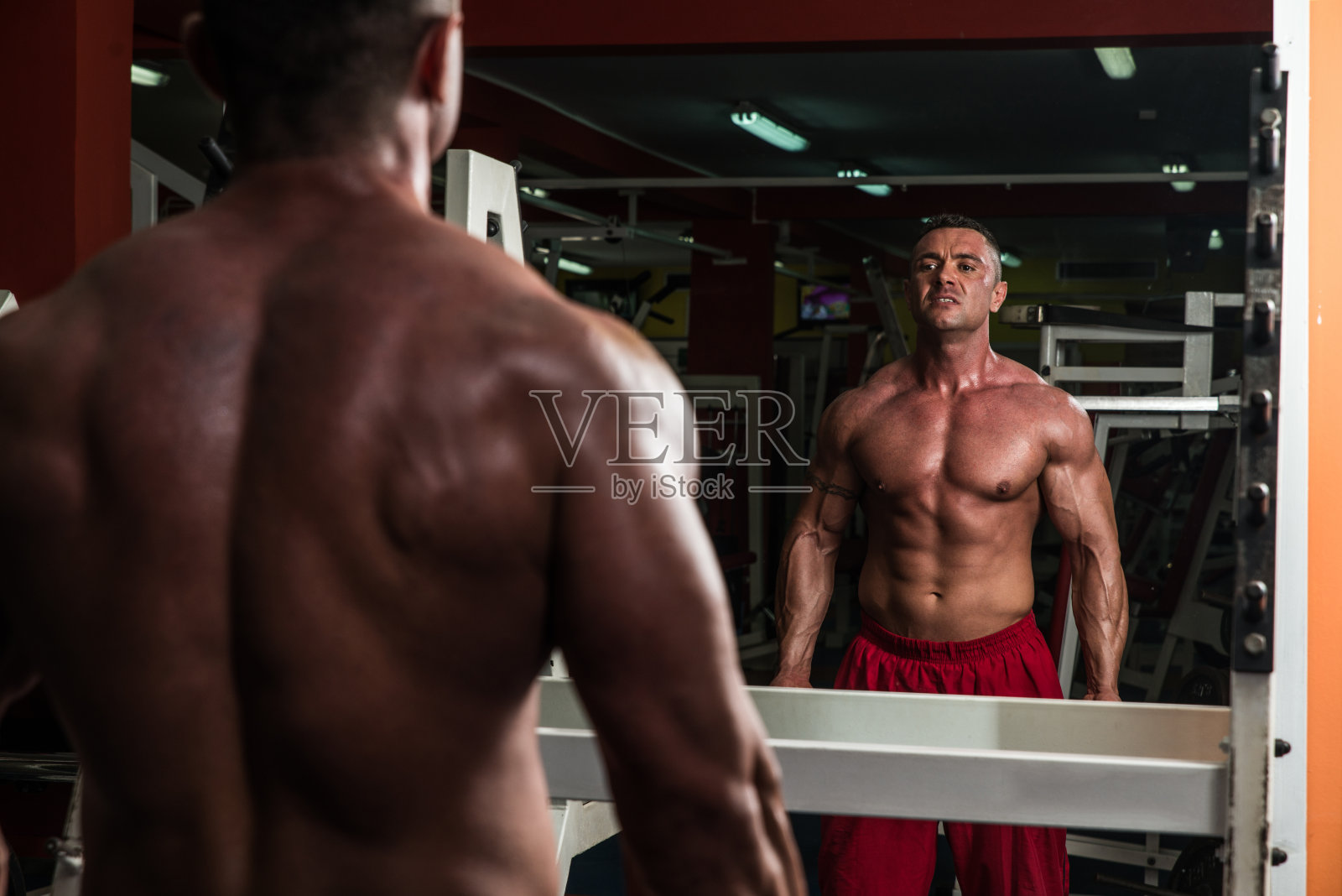 健身俱乐部锻炼陷阱练习照片摄影图片