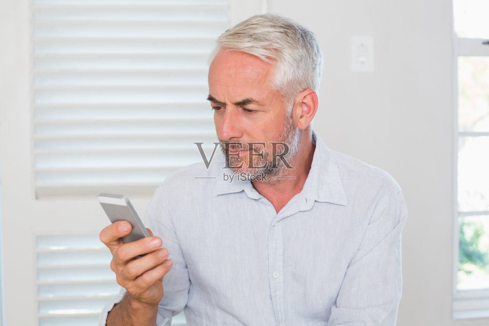 严肃的成熟男人的短信照片摄影图片