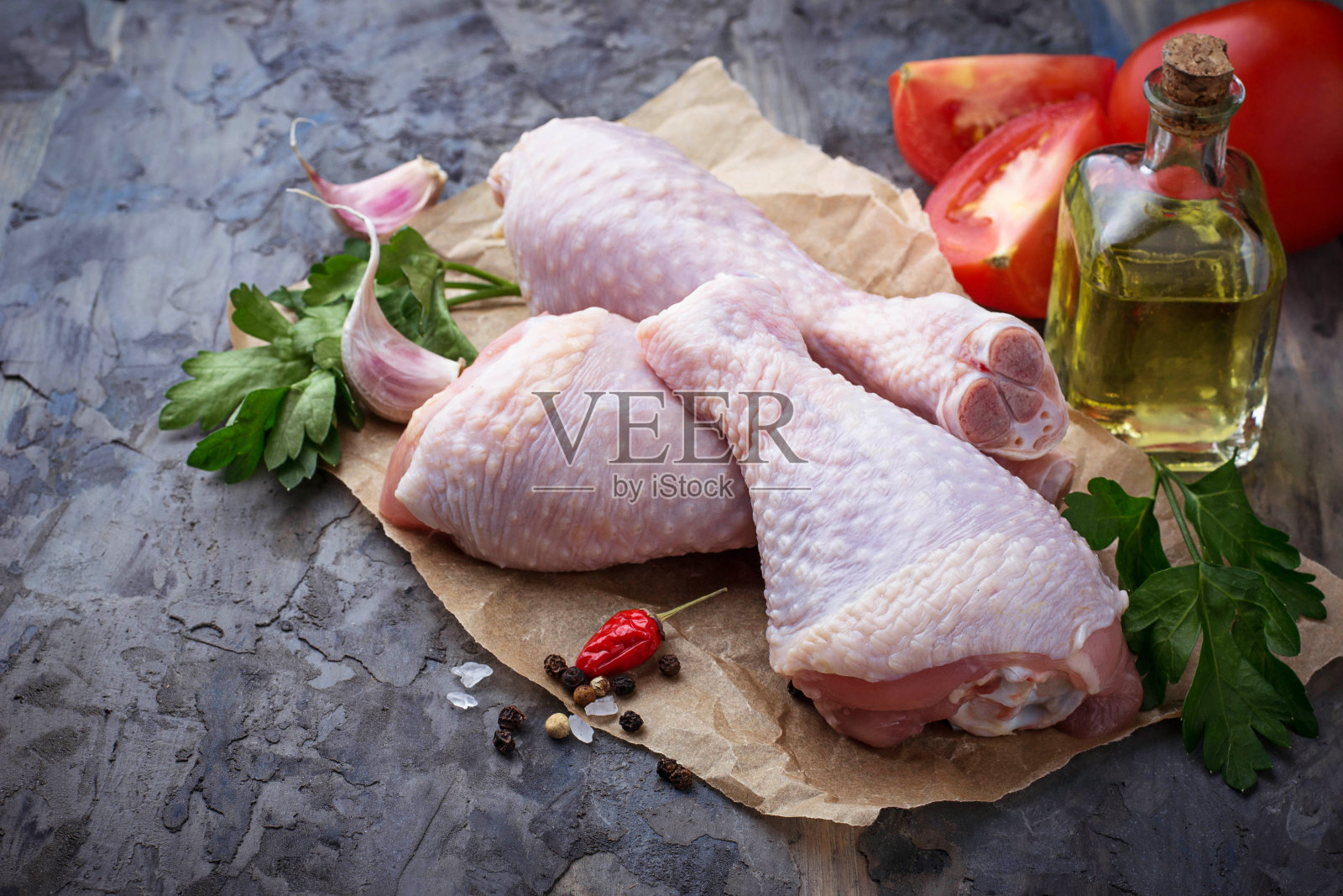 配欧芹的未烹饪鸡腿照片摄影图片