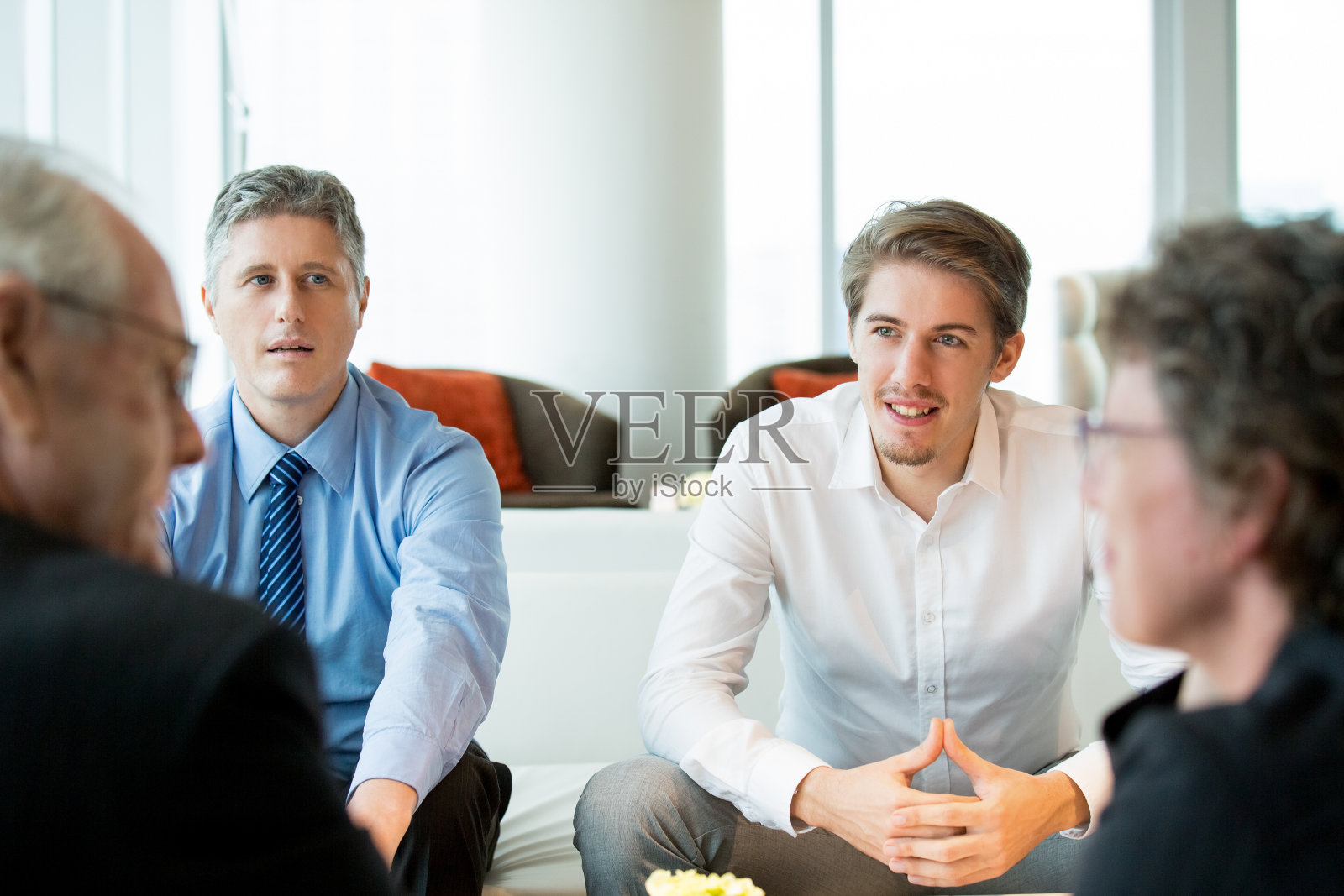 四位商务人士在讨论合同条款照片摄影图片