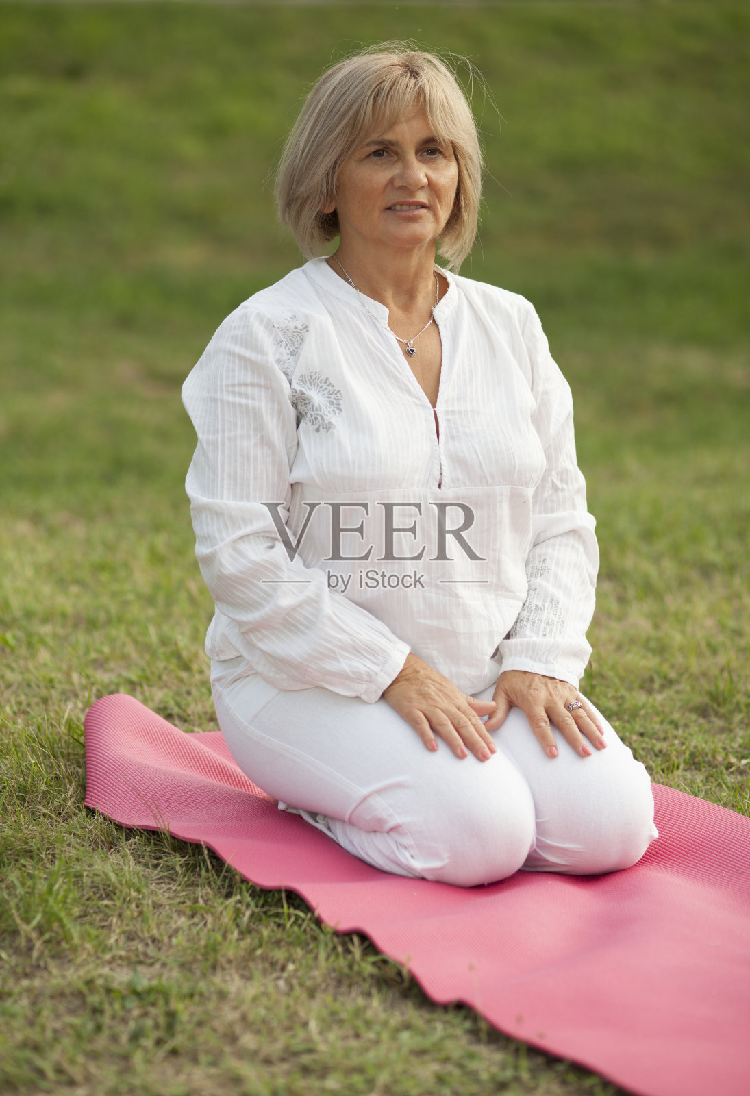 老女人在大自然中练习照片摄影图片