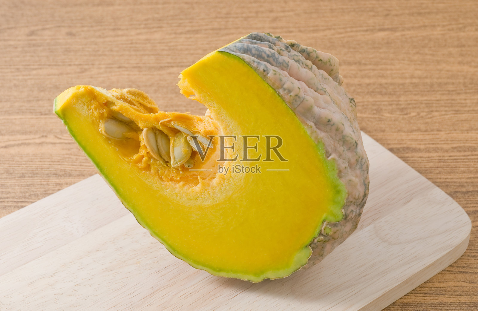 美味新鲜的南瓜木板照片摄影图片