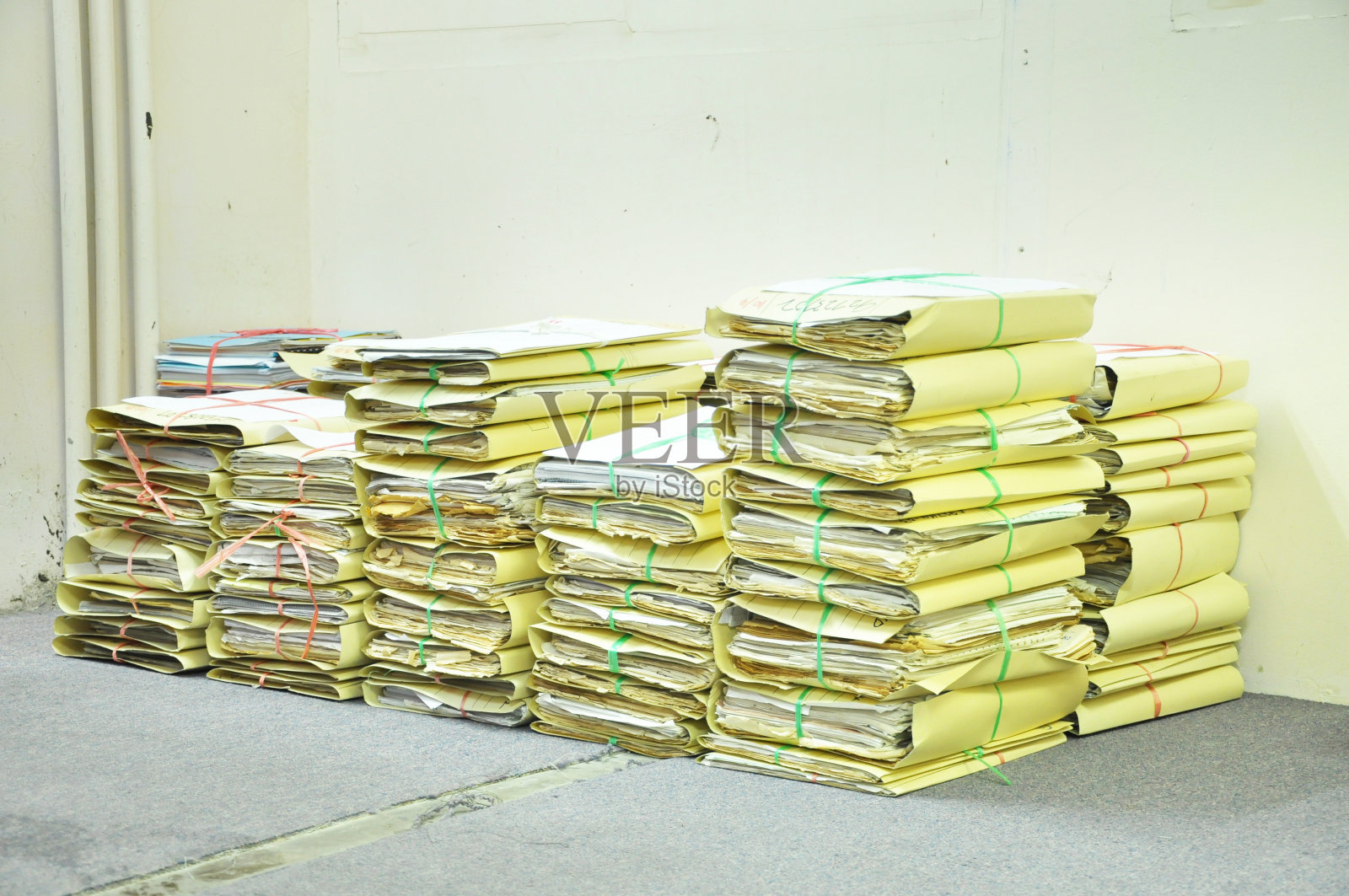 办公室地板上一堆发黄的旧文件照片摄影图片