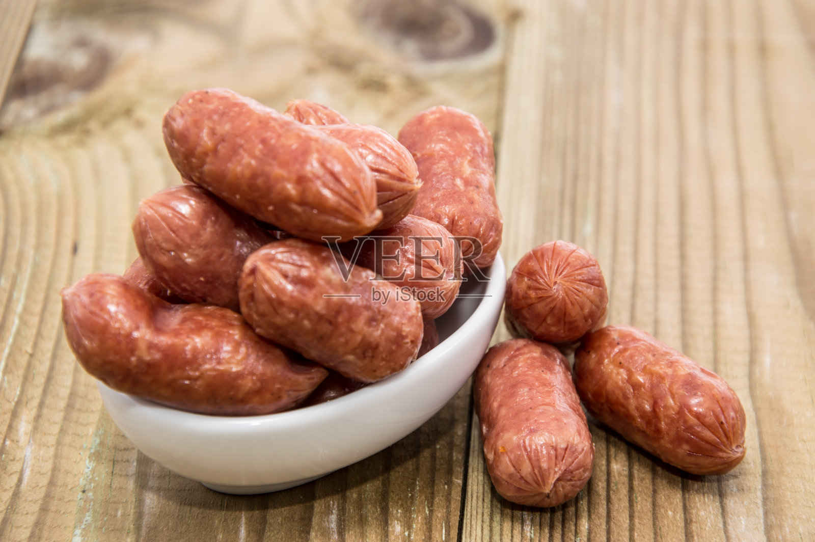 迷你意大利香肠放在一个小碗里照片摄影图片