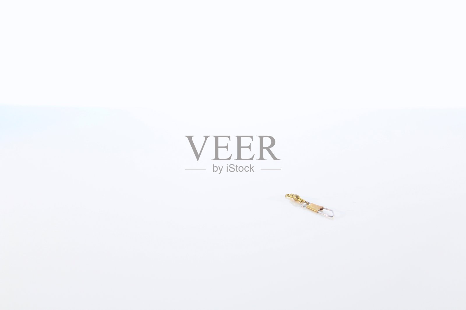 小的金色和银色旋转钓鱼在白色的背景照片摄影图片