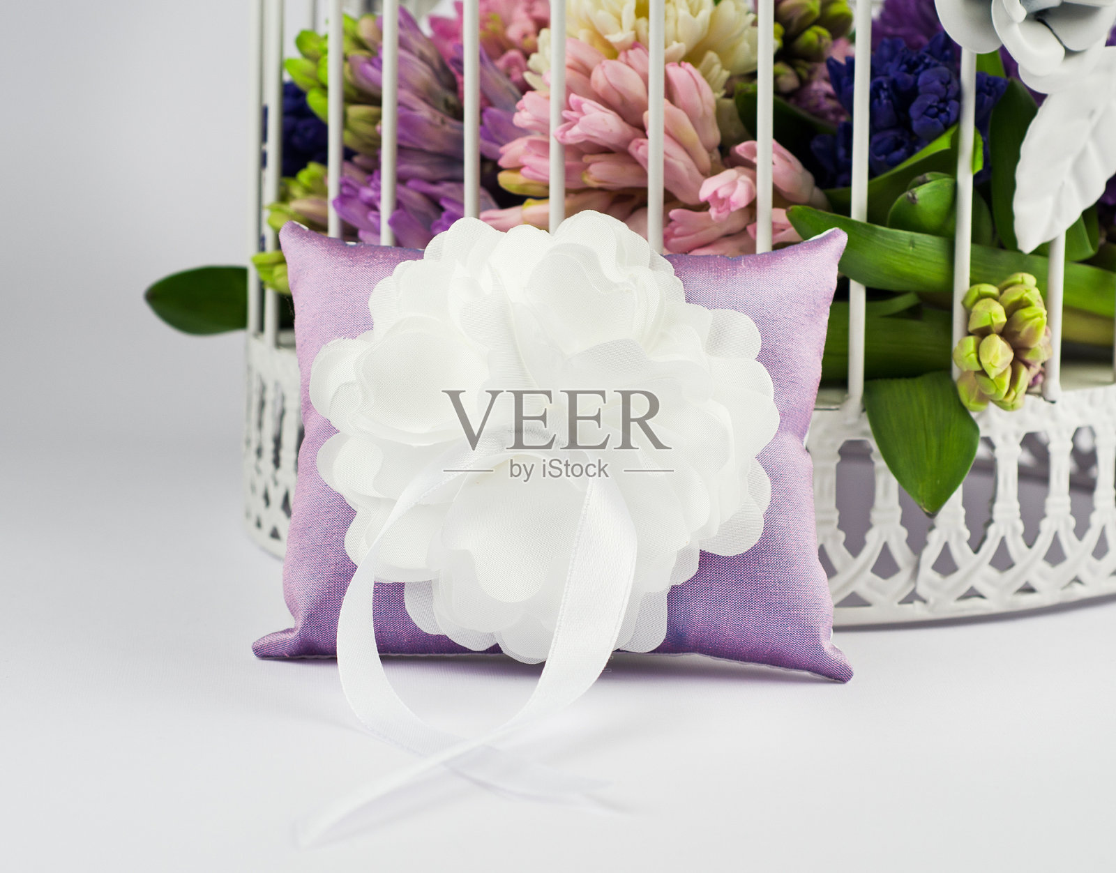 漂亮的结婚戒指枕头照片摄影图片