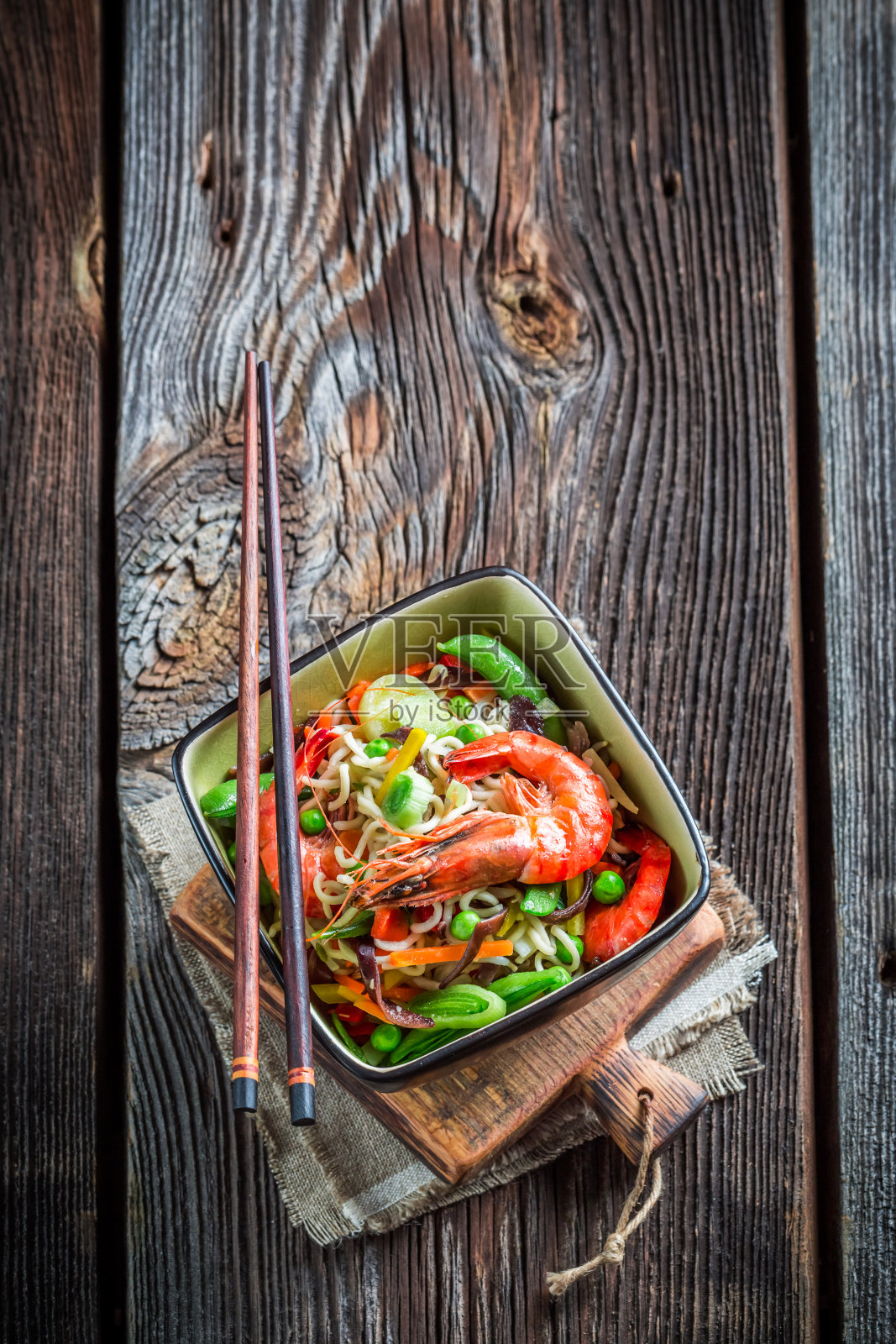 美味的面条加新鲜蔬菜和虾照片摄影图片