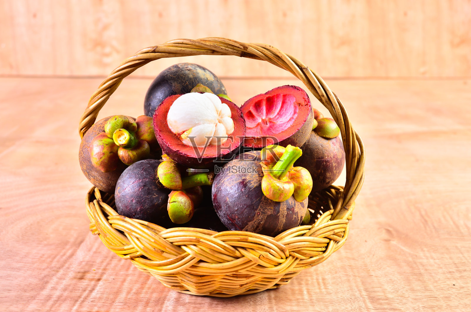 木地板上的篮子里装着新鲜水果照片摄影图片