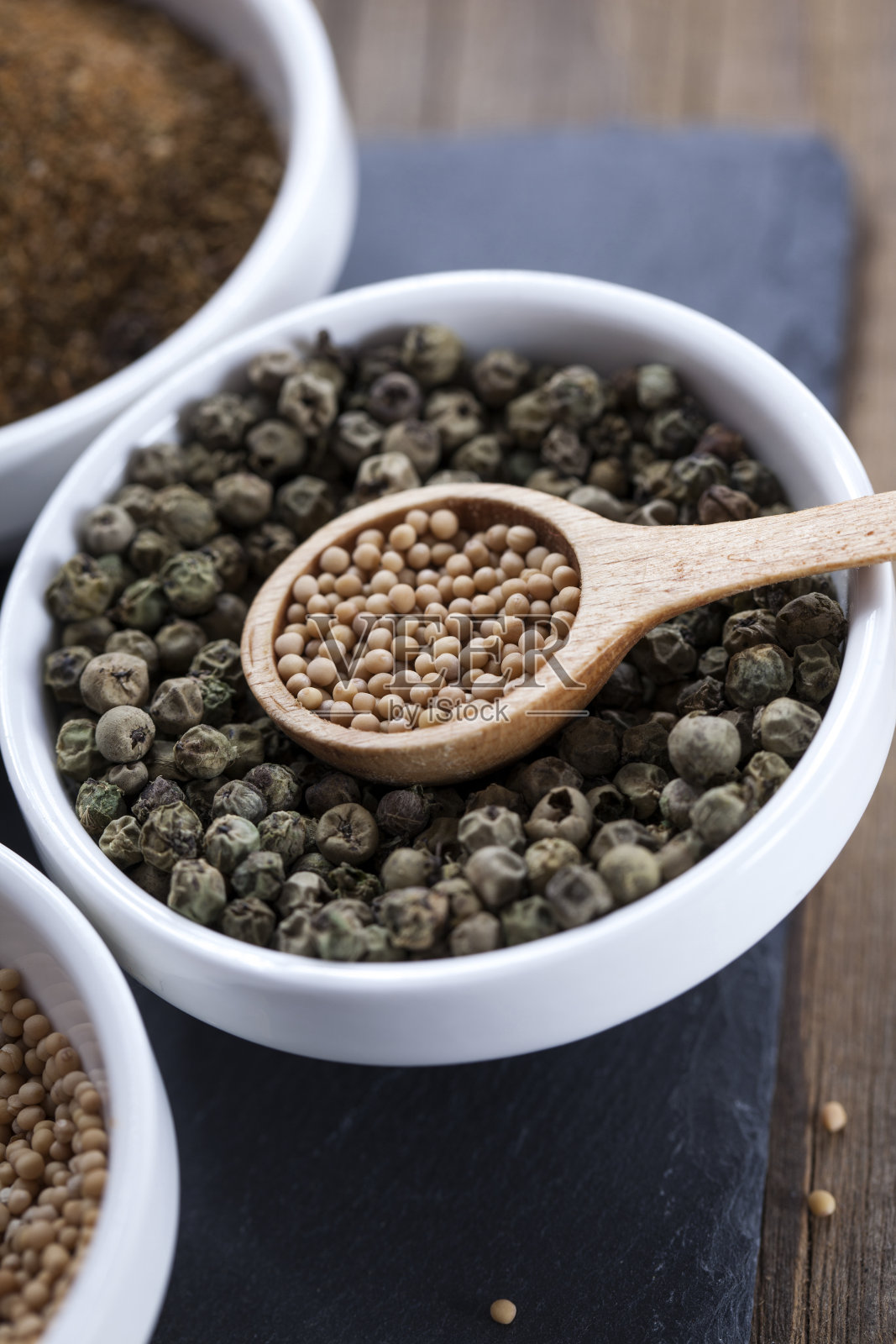 白色碗里的香料照片摄影图片