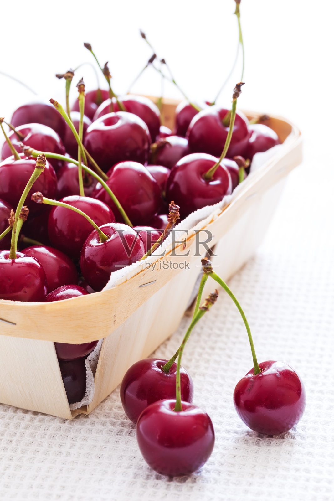 碗里的新鲜红樱桃照片摄影图片