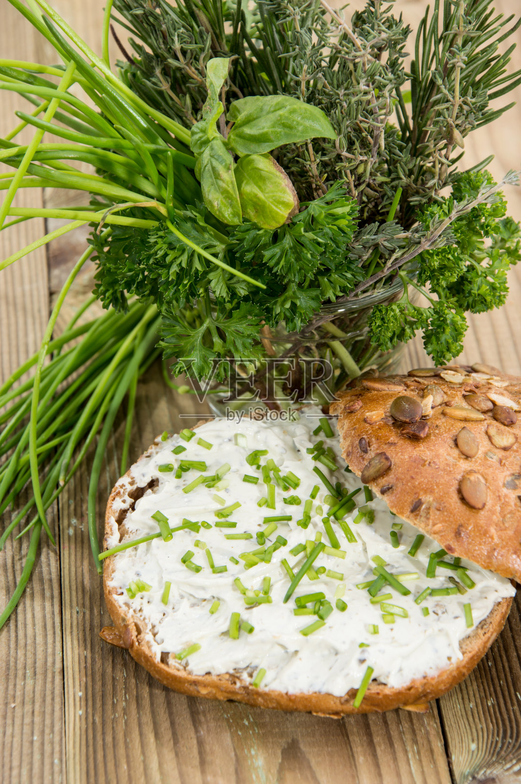 奶油芝士和鲜韭菜卷照片摄影图片