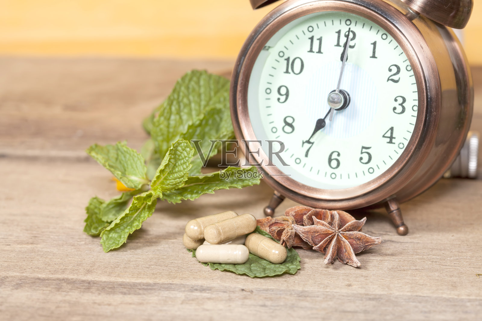 是时候吃有机药草胶囊了照片摄影图片