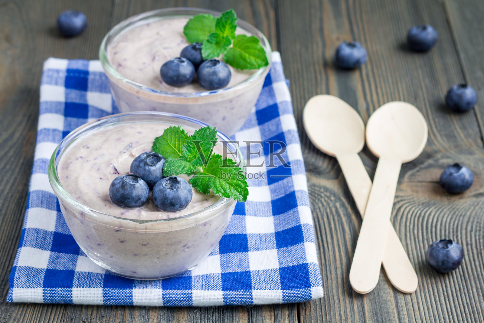 奶油芝士和蓝莓慕斯在玻璃，水平照片摄影图片