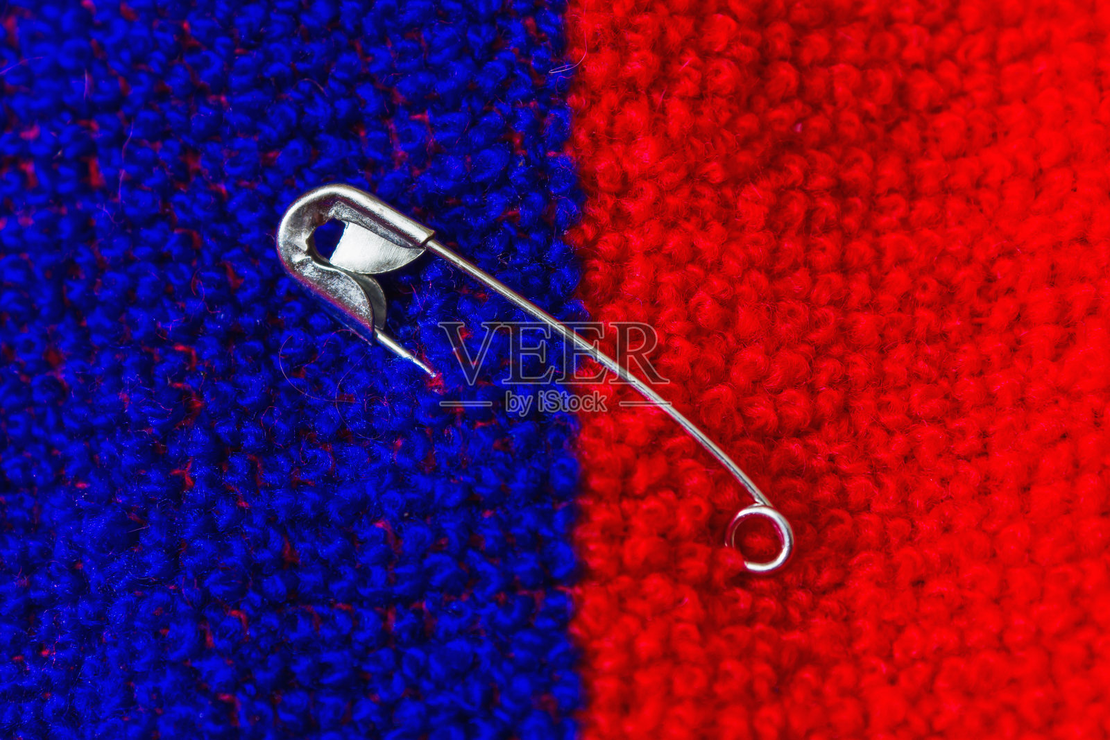 安全别针别在织物上照片摄影图片