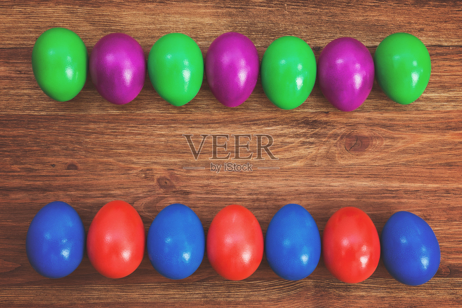 彩色的复活节彩蛋在木制的背景照片摄影图片