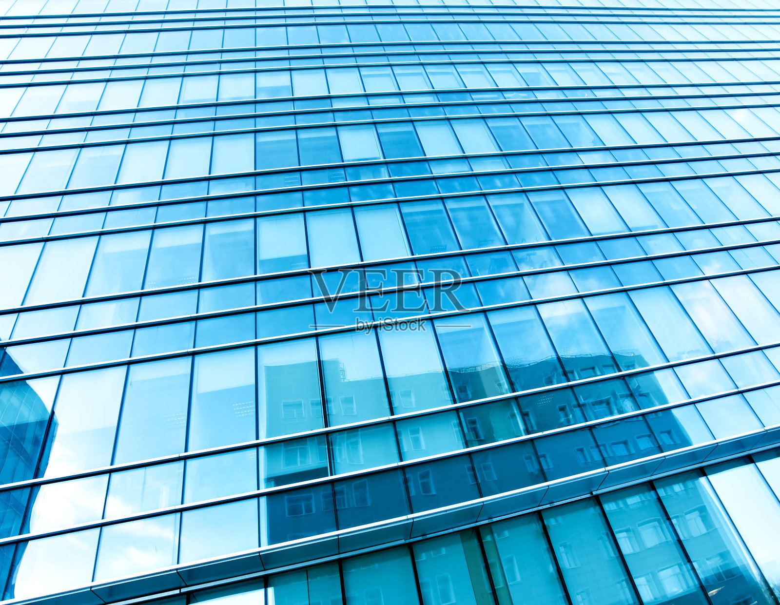 透视广角视角，以钢蓝色玻璃为背景照片摄影图片