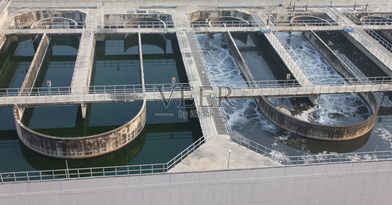 污水处理站的水循环利用照片摄影图片