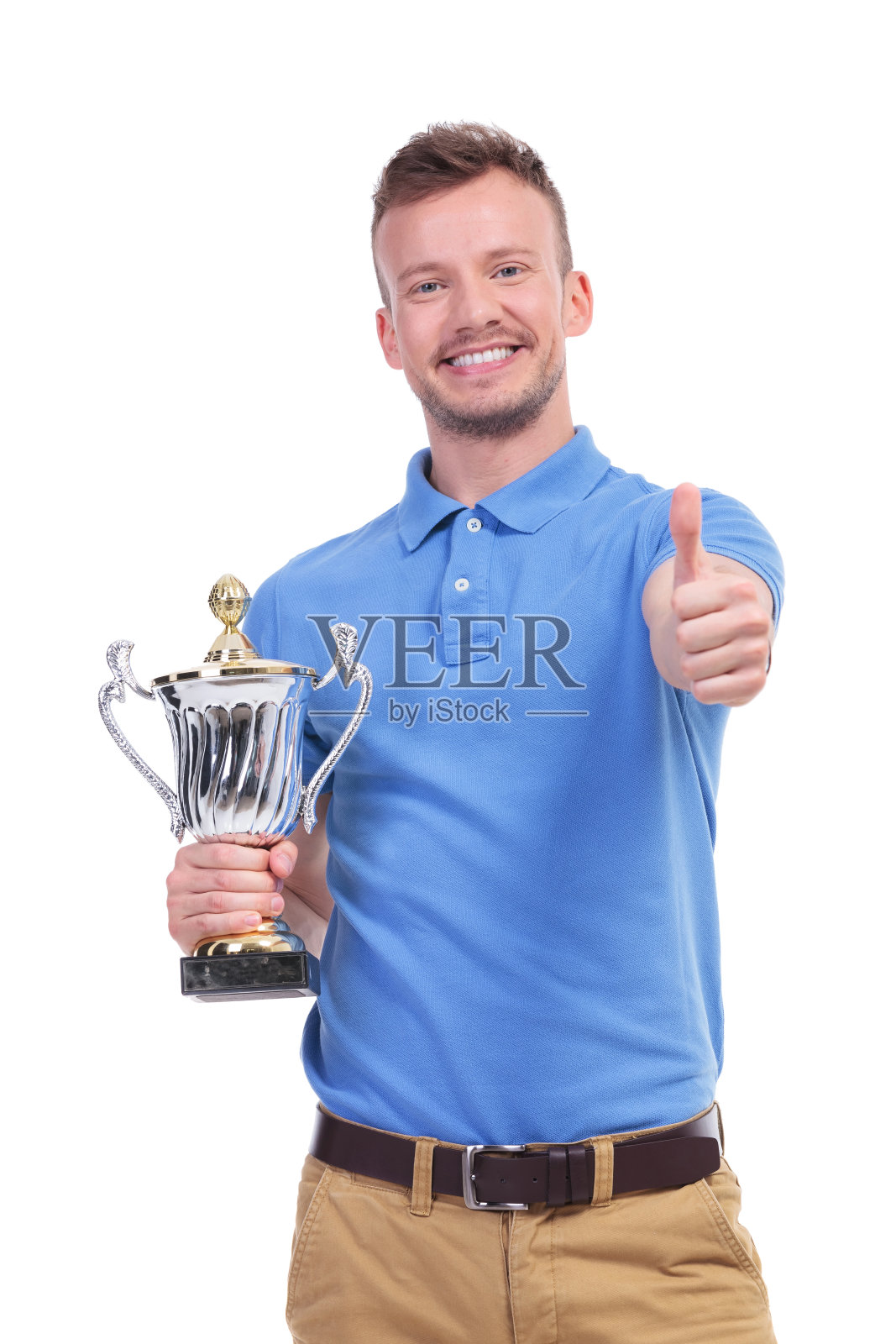 随便拿着奖杯的年轻人竖起大拇指照片摄影图片