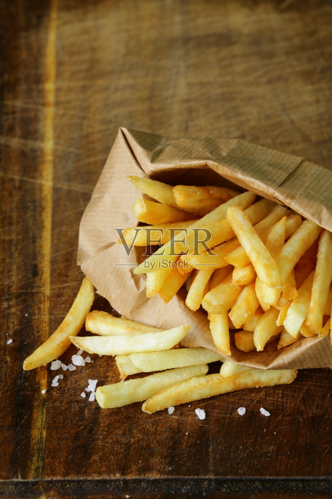 传统的土豆，薯条和盐在木制的背景照片摄影图片