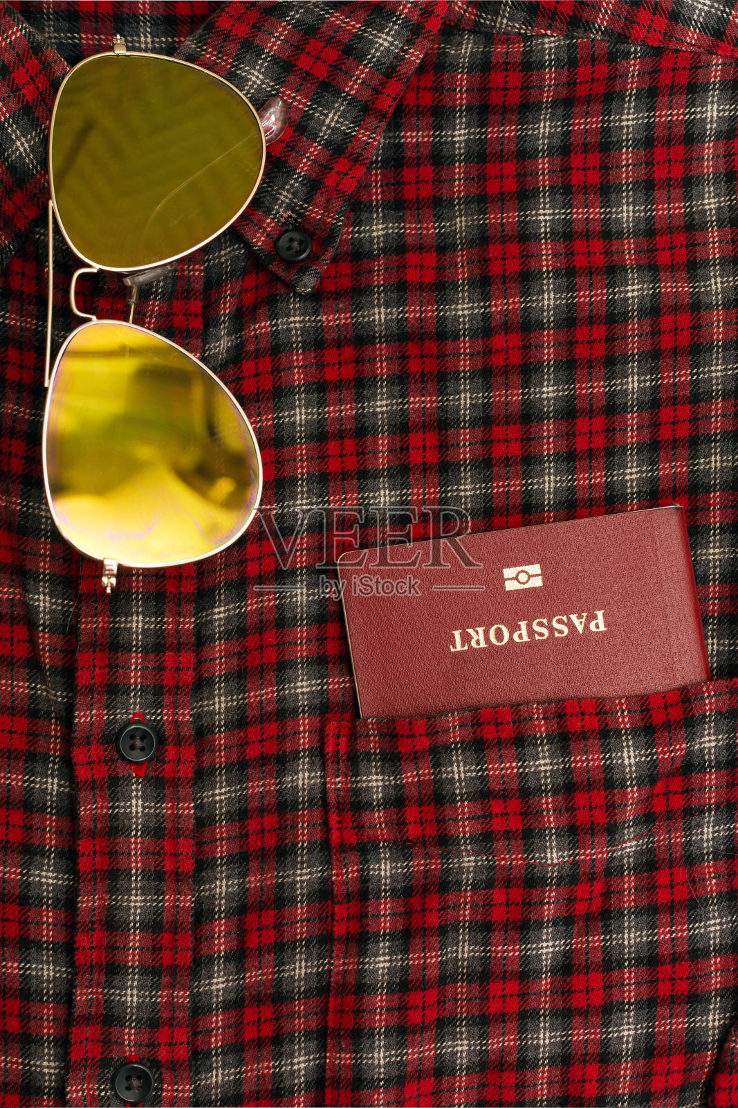 男衬衫，口袋里有护照照片摄影图片