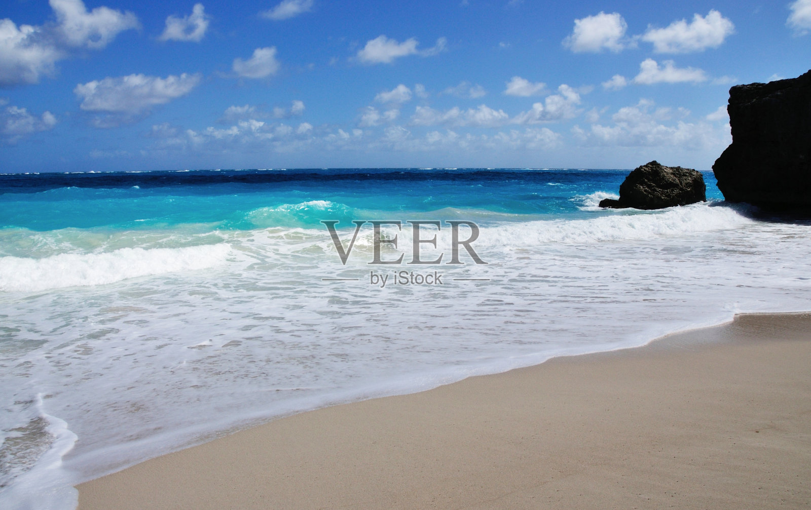 海浪拍打着悬崖的底部照片摄影图片