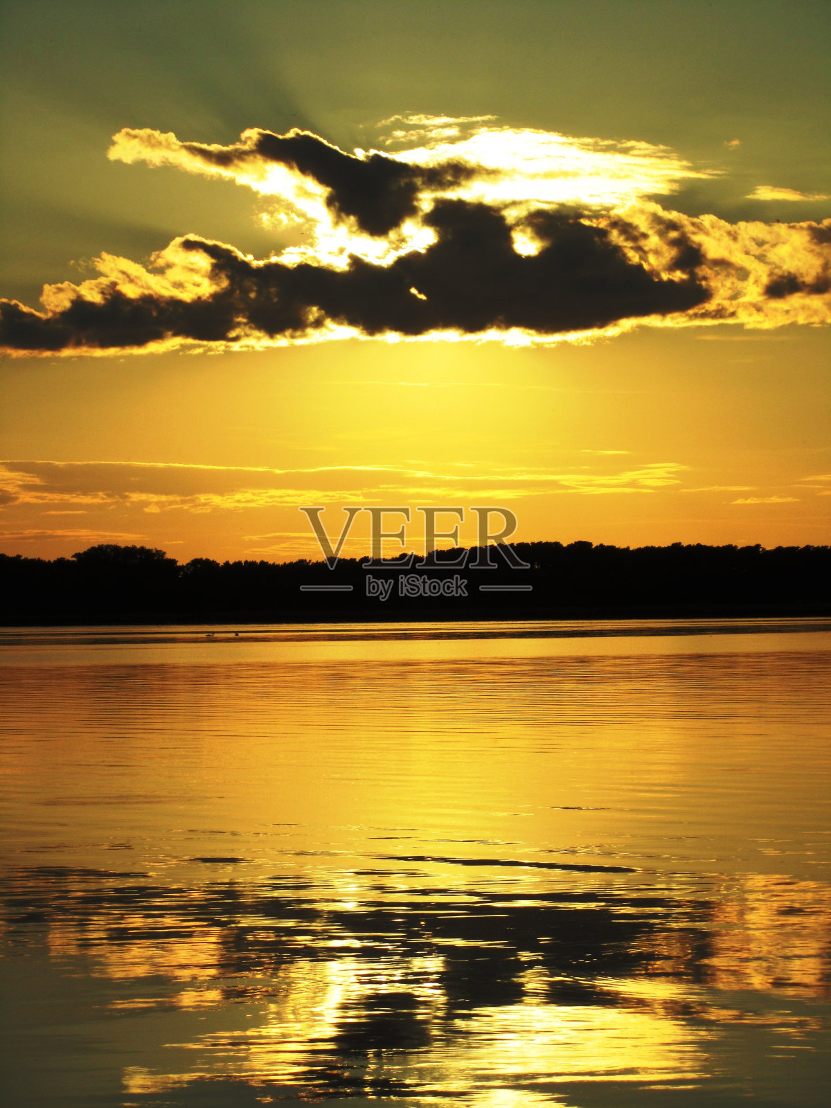 夕阳临水，乌塞多姆和波罗的海的天空正在燃烧照片摄影图片