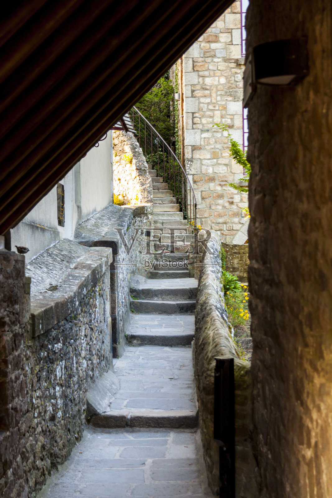 圣米歇尔山修道院下的村庄碎片。照片摄影图片