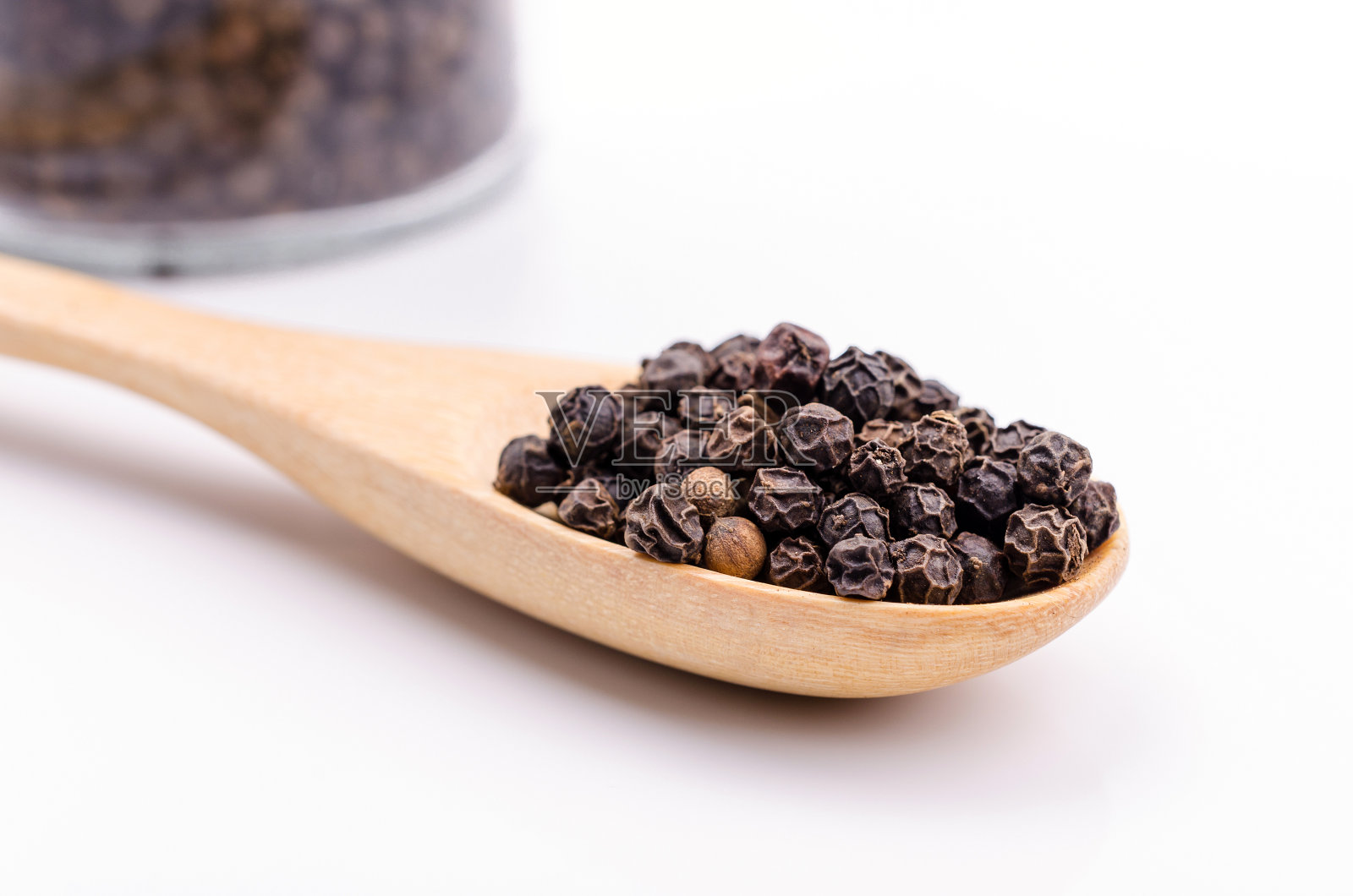 木勺里的黑胡椒照片摄影图片