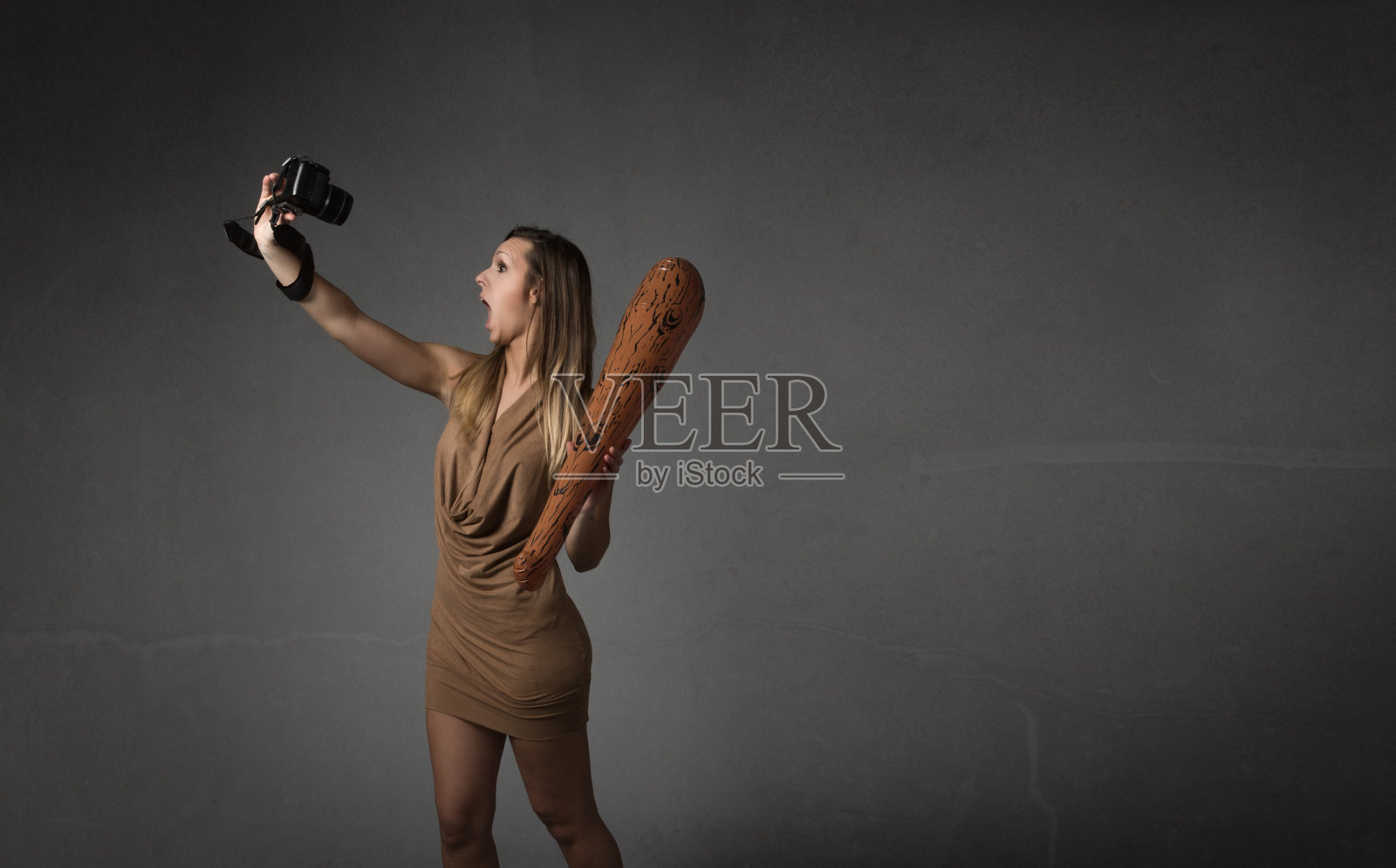 史前女性用相机自拍照片摄影图片