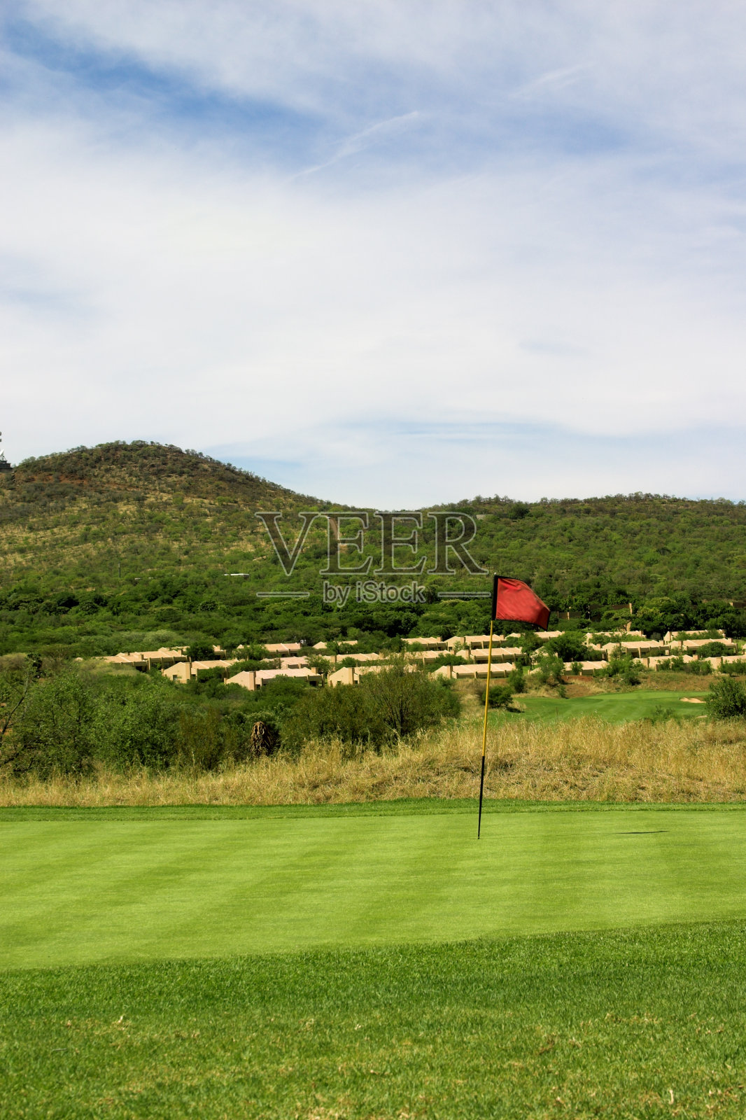 旗子在洞里。照片摄影图片