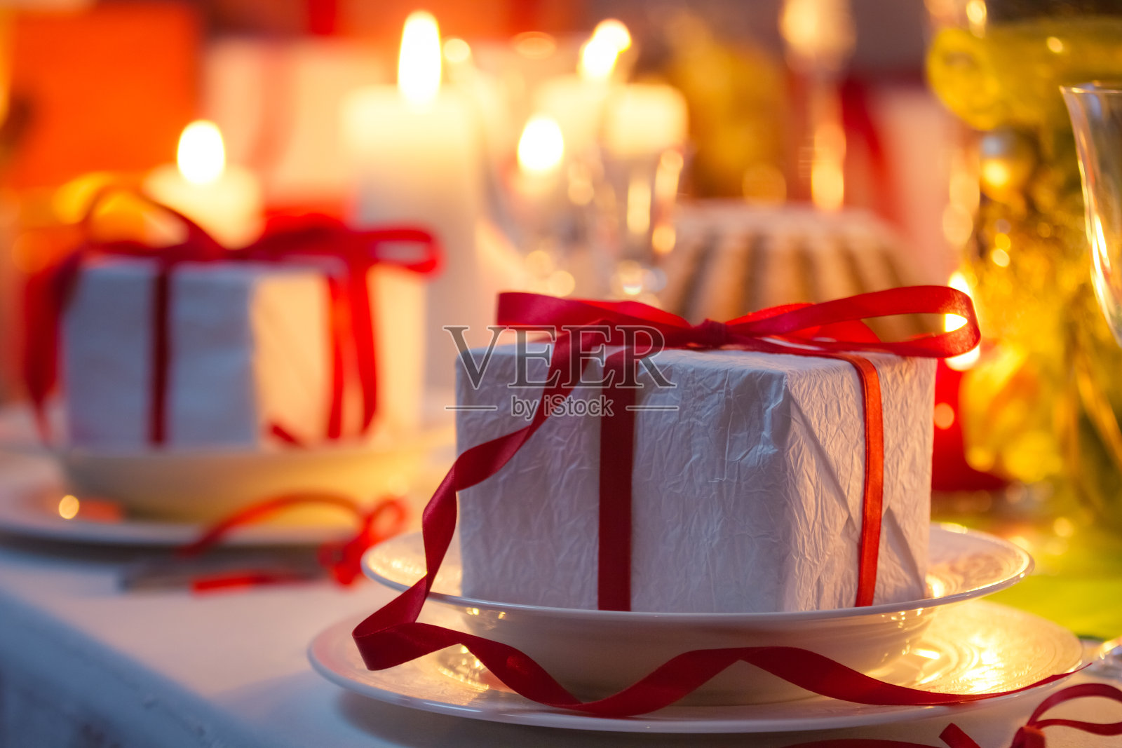 圣诞餐桌上摆满礼物照片摄影图片