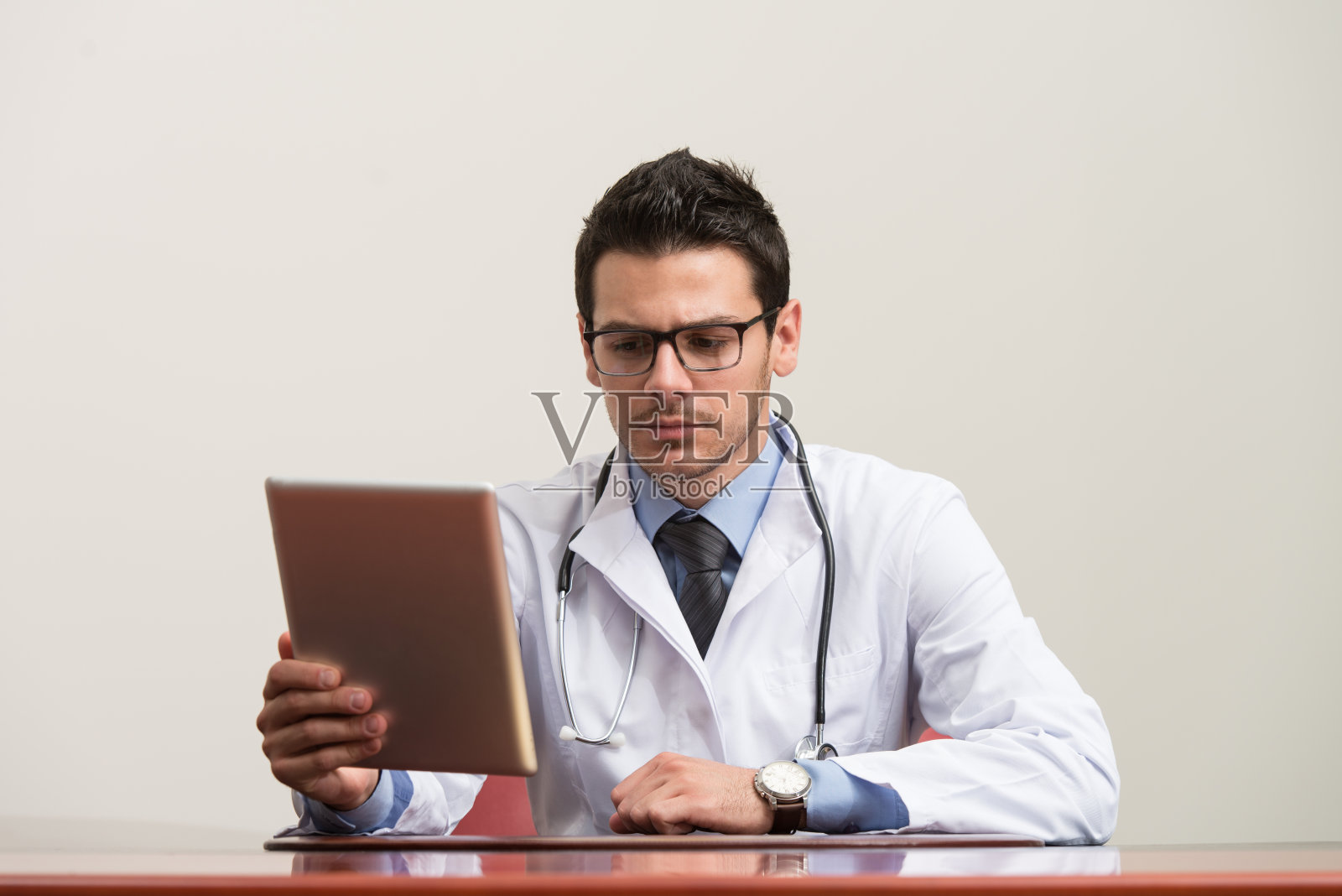 医生与他的电脑休息照片摄影图片