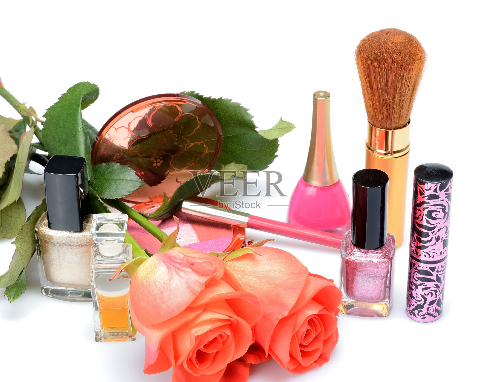 女用物品有化妆品、化妆品、化妆包、玫瑰等照片摄影图片