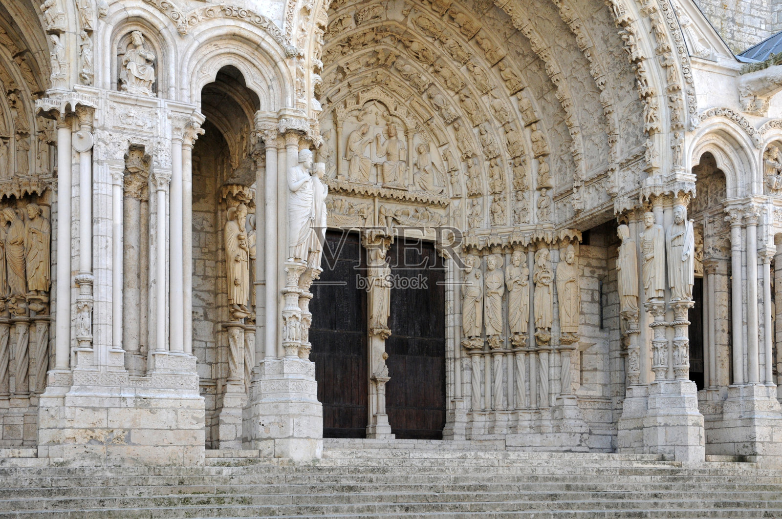 沙特尔大教堂门廊上的雕像照片摄影图片