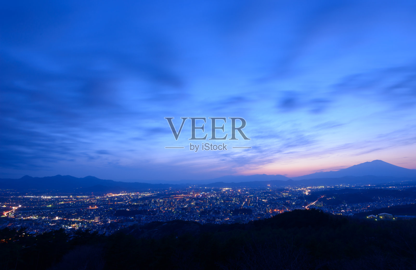 黄昏中的盛冈市照片摄影图片