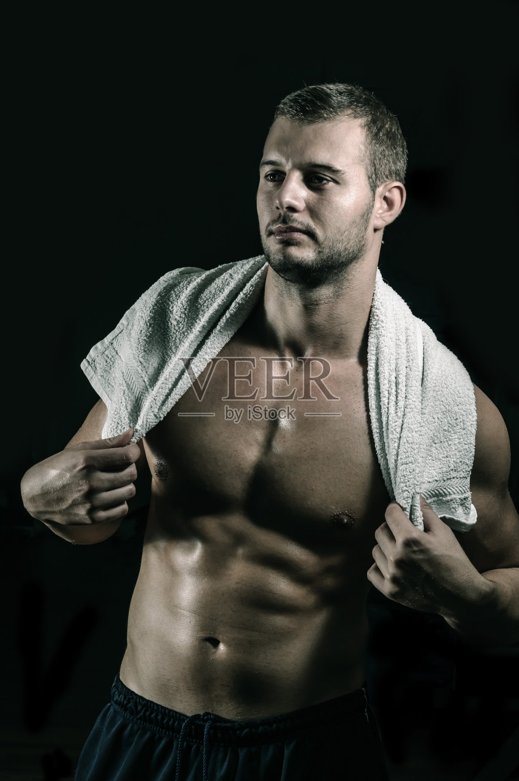 在健身房摆姿势的男人照片摄影图片