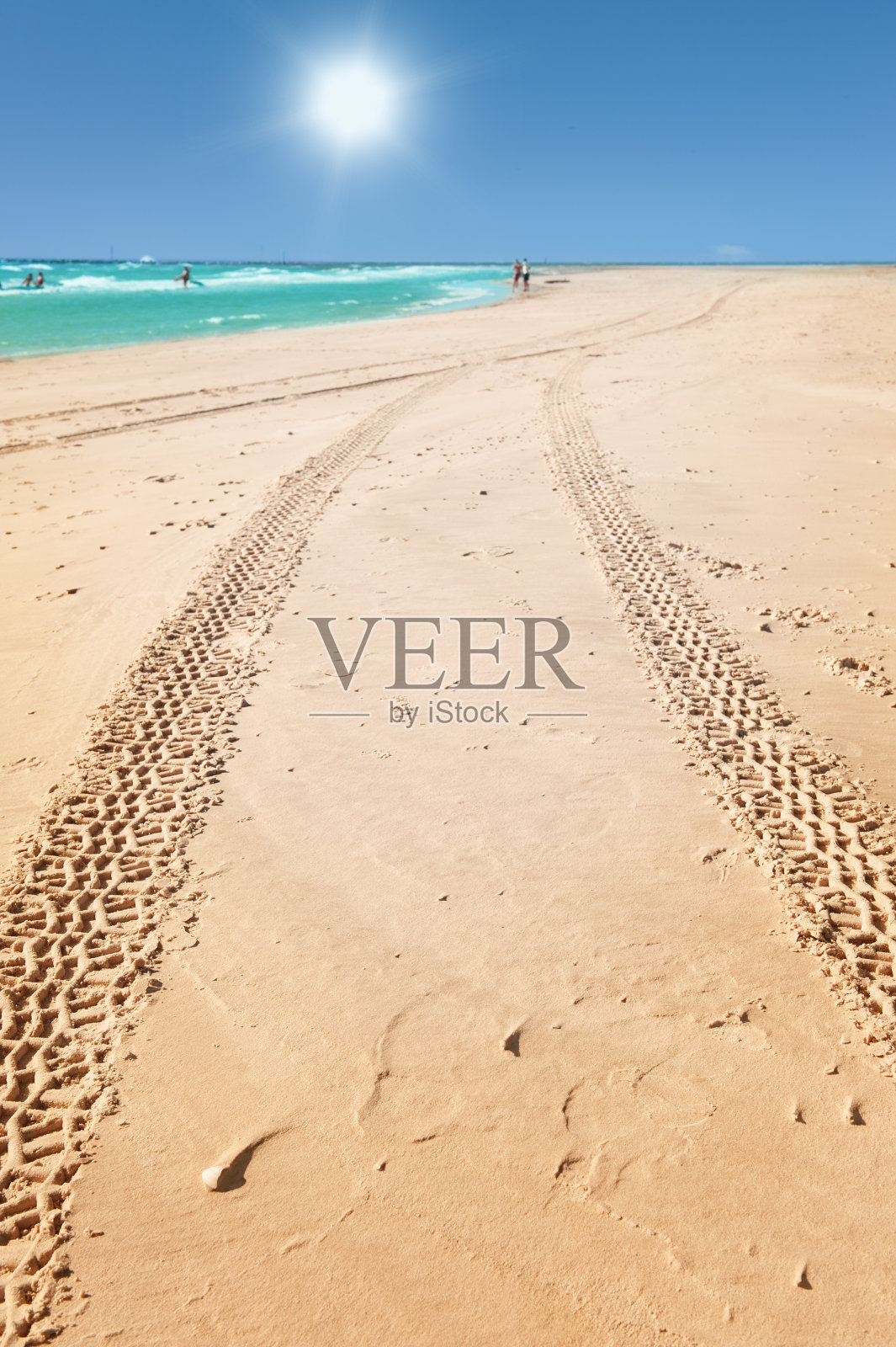 拖拉机在海滩上留下了痕迹照片摄影图片