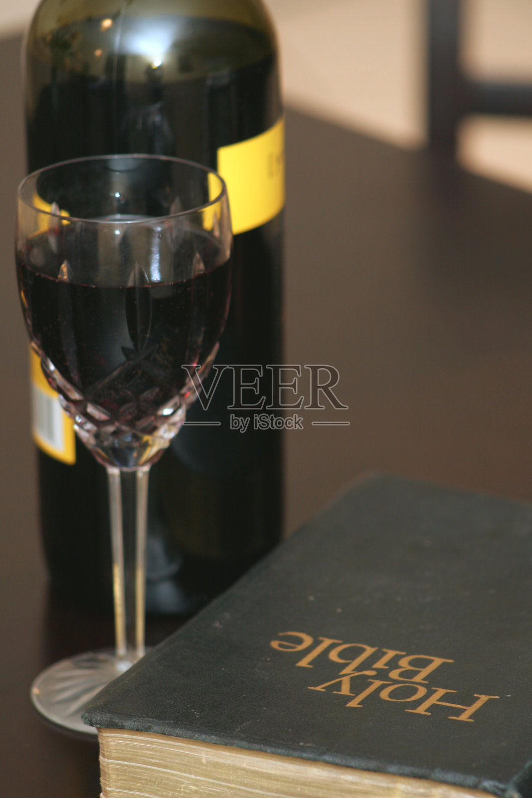 圣经与葡萄酒照片摄影图片