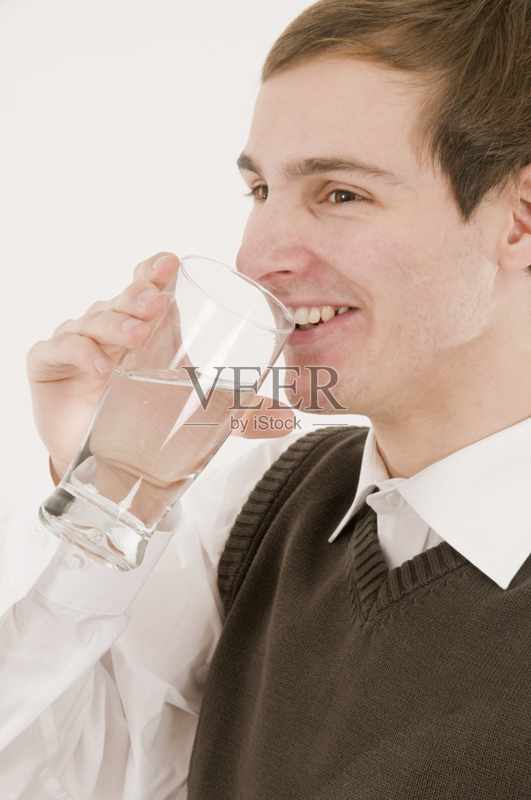 人饮水侧照片摄影图片