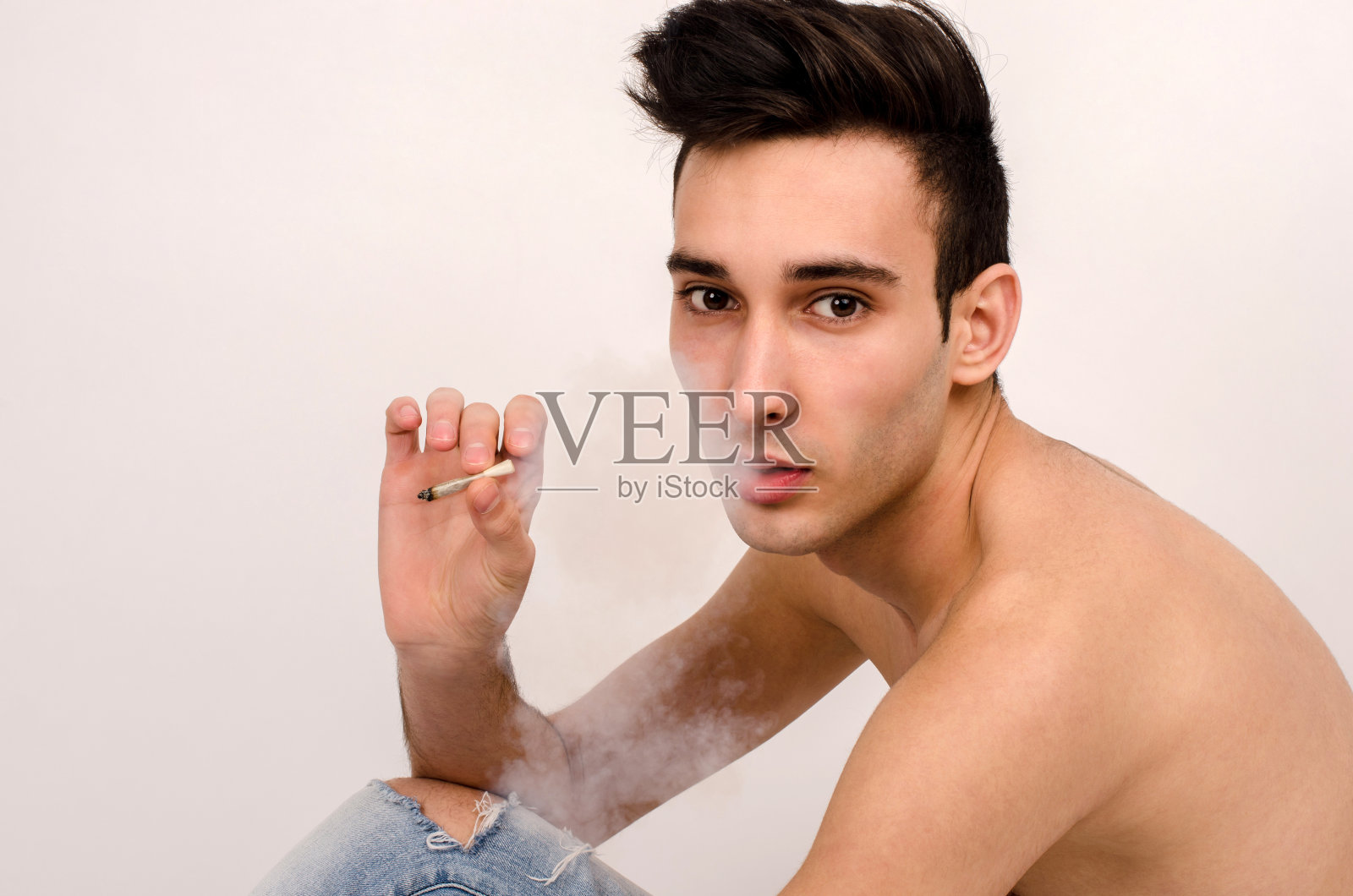 吸烟既性感又危险。照片摄影图片