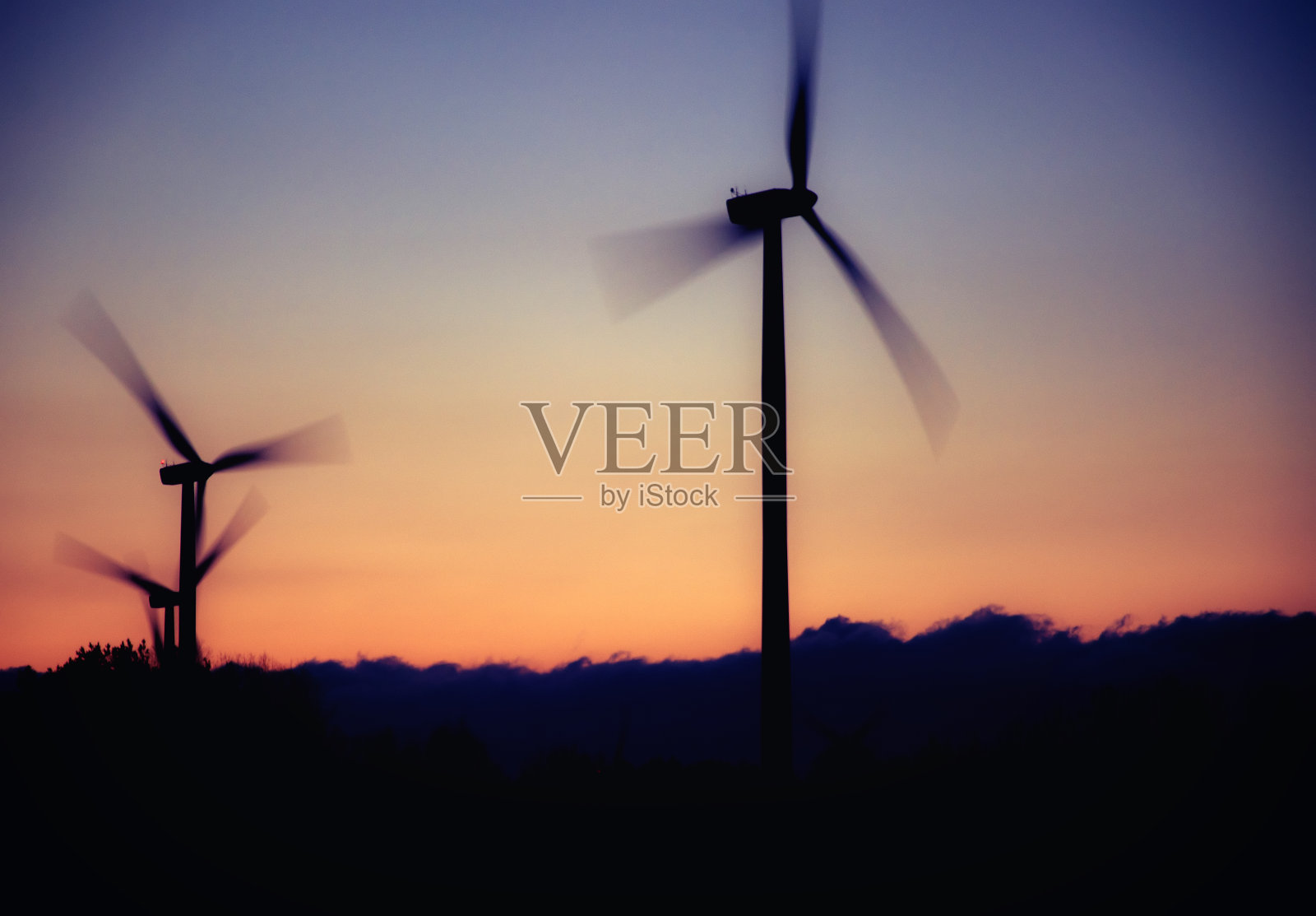 黄昏时分的风力涡轮机农场照片摄影图片