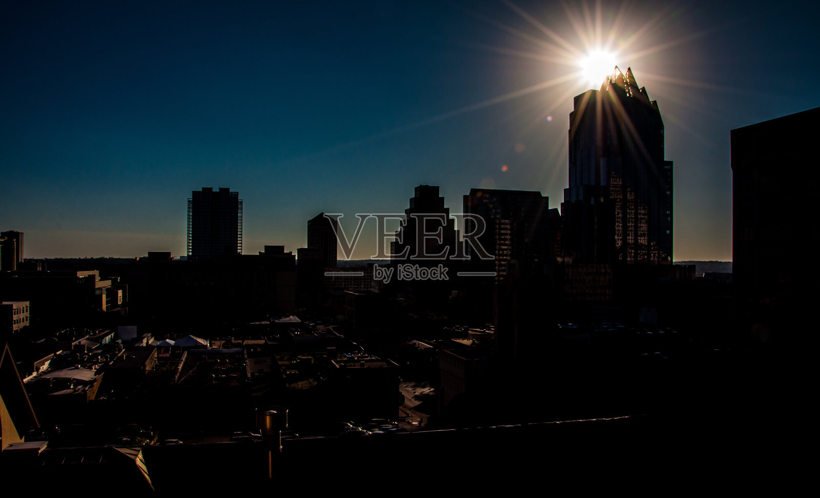 奥斯汀福雷斯特银行大厦市中心太阳耀斑剪影照片摄影图片